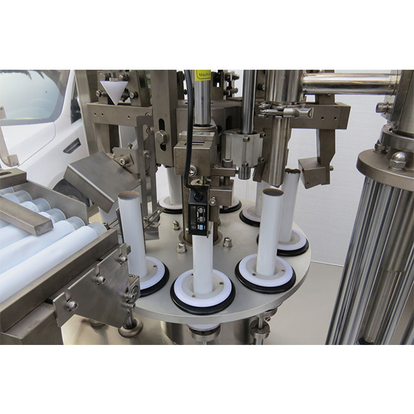 Automatische schoenpoetsmachine voor het vullen van zachte buizen