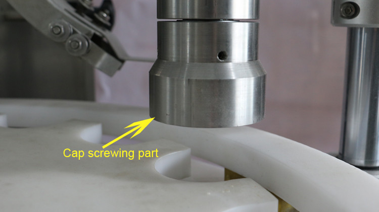 Ronde flessenvulmachine van 500 ml met dopafdichting en draaiend sterwiel