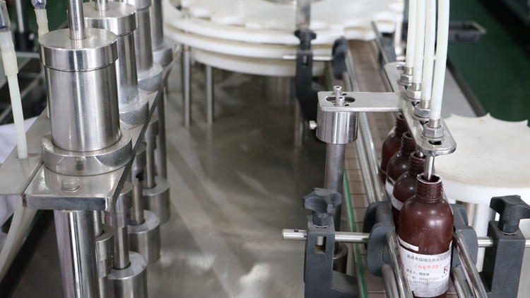 Ronde flessenvulmachine van 500 ml met dopafdichting en draaiend sterwiel